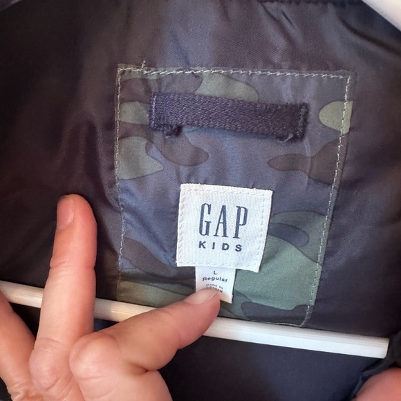Gap Boys 💙 Camo puffer vest.  Size Large. Gently Used, EOC - Picture 3 of 5